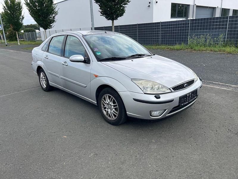 Używany Ford Focus Ghia 101 KM (74 kW) 2002 Szary Sedan/Limuzyna