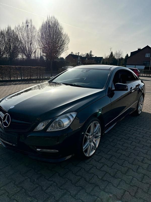 Gebraucht Mercedes E500 408 PS (300 kW) 2011 Schwarz Coupé