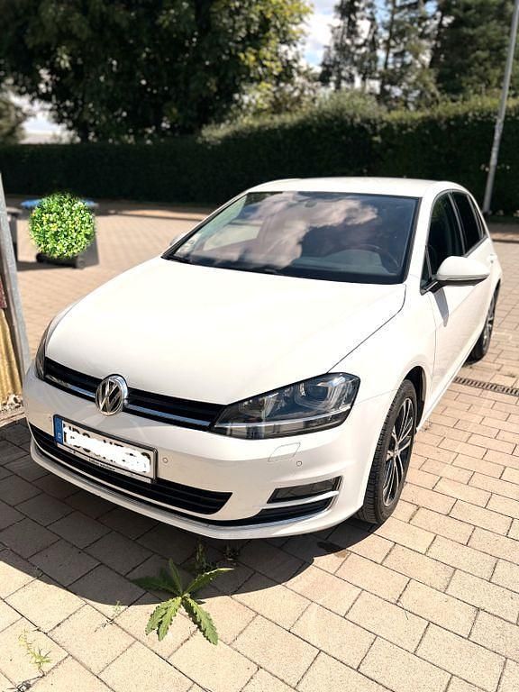 Weiß Gebraucht 2016 VW Golf VII LOUNGE Limousine | 14.800 € (Guter Preis) - Bild 1/4