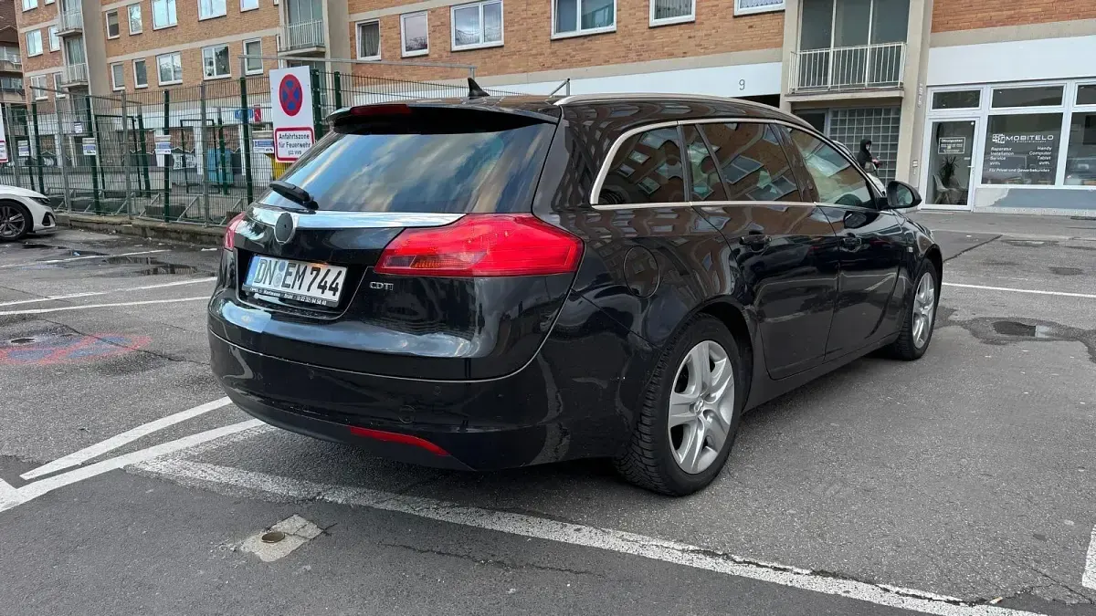 Gebraucht Opel Insignia 131 PS (96 kW) 2011 Schwarz Kombi