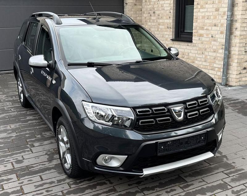 Grau Gebraucht 2019 Dacia Logan MCV Stepway Limousine | 9.900 € (Fairer Preis) - Bild 1/4