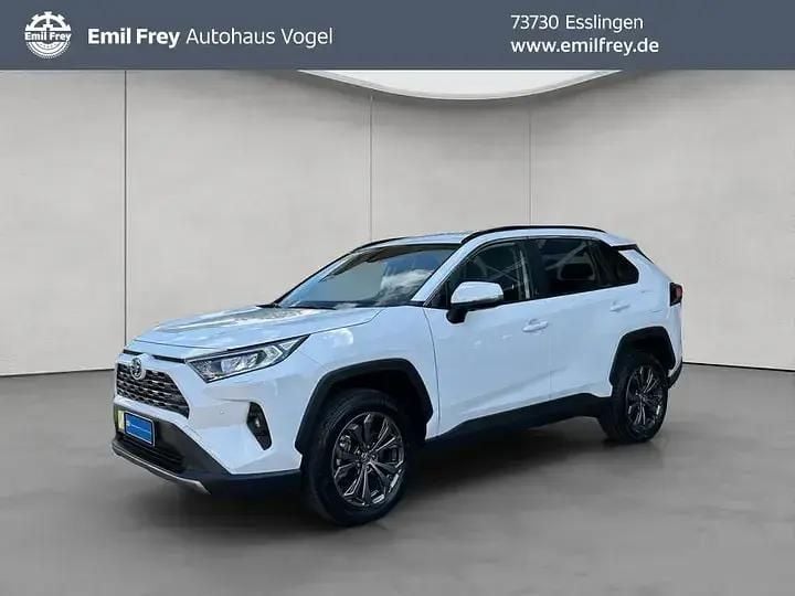 Weiß Gebraucht 2024 Toyota RAV4 Hybrid Team SUV | 40.980 € (Fairer Preis) - Bild 1/4