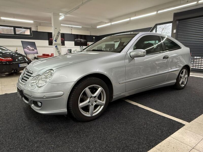 Silber Gebraucht 2006 Mercedes C200 Coupé | 6.490 € (Etwas zu teuer) - Bild 1/4