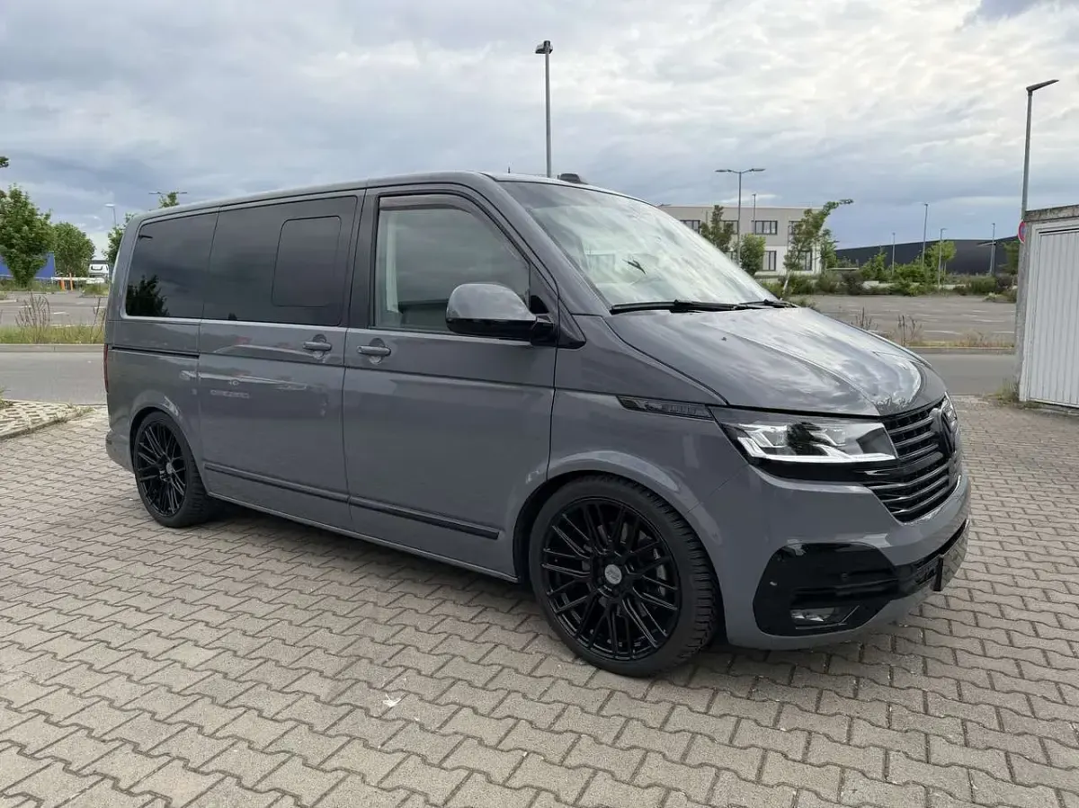 Gebraucht VW Multivan Generation Six 204 PS (150 kW) 2021 Grau Van / Kleinbus