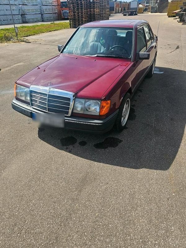 Gebraucht Mercedes E230 143 PS (105 kW) 1985 Rot Limousine
