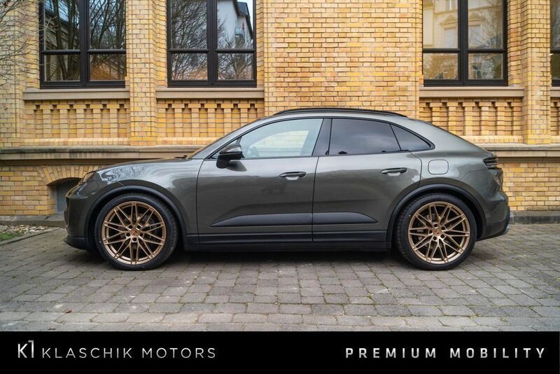 Grün Gebraucht 2024 Porsche Macan 4 Electric SUV | 94.700 € - Bild 1/4