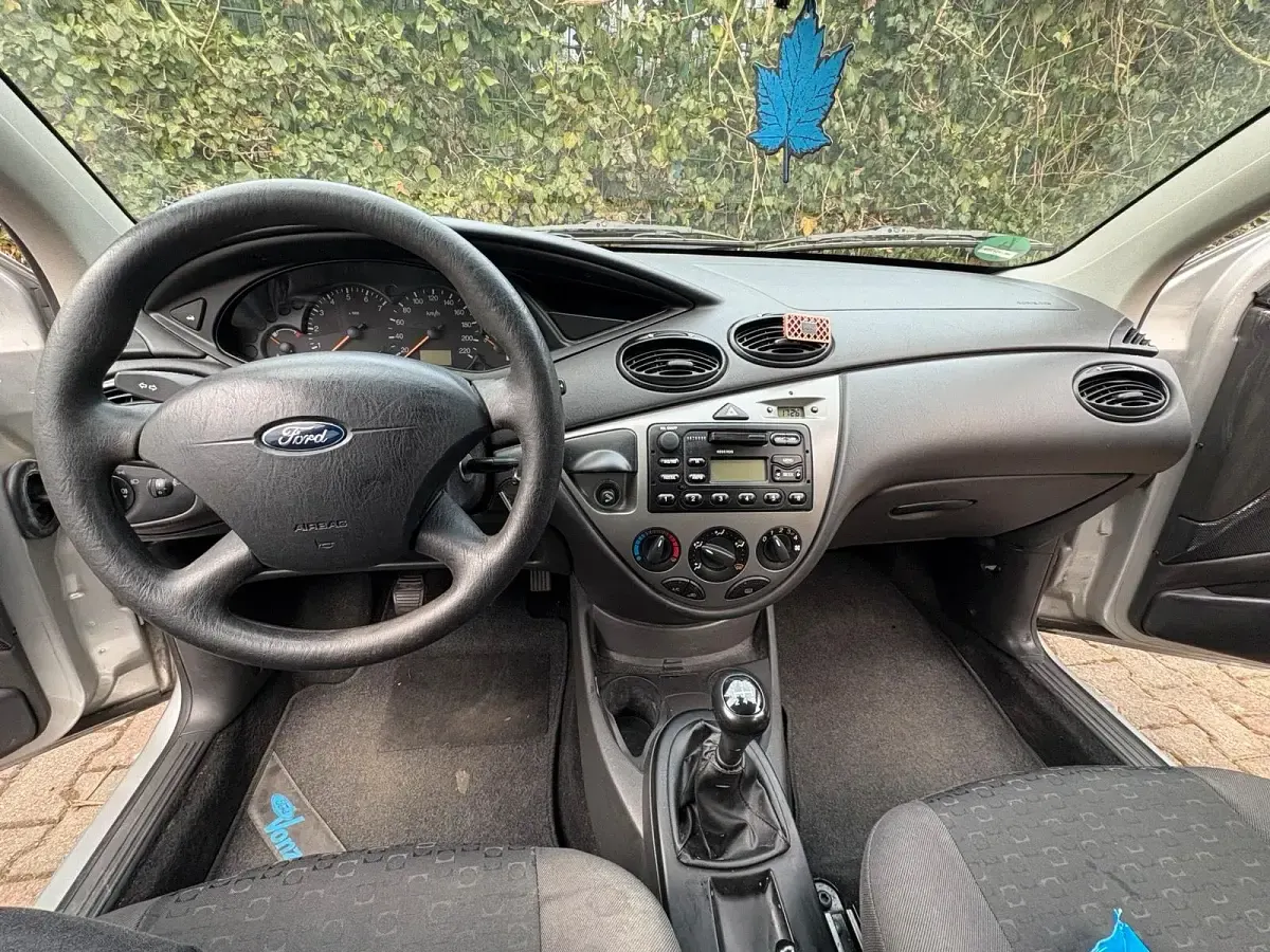 Używany Ford Focus 75 KM (55 kW) 2003 Srebrny Sedan/Limuzyna