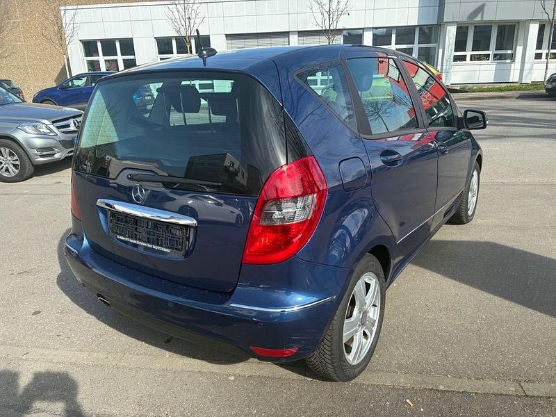 Gebraucht Mercedes A180 Avantgarde 116 PS (85 kW) 2010 Blau Limousine