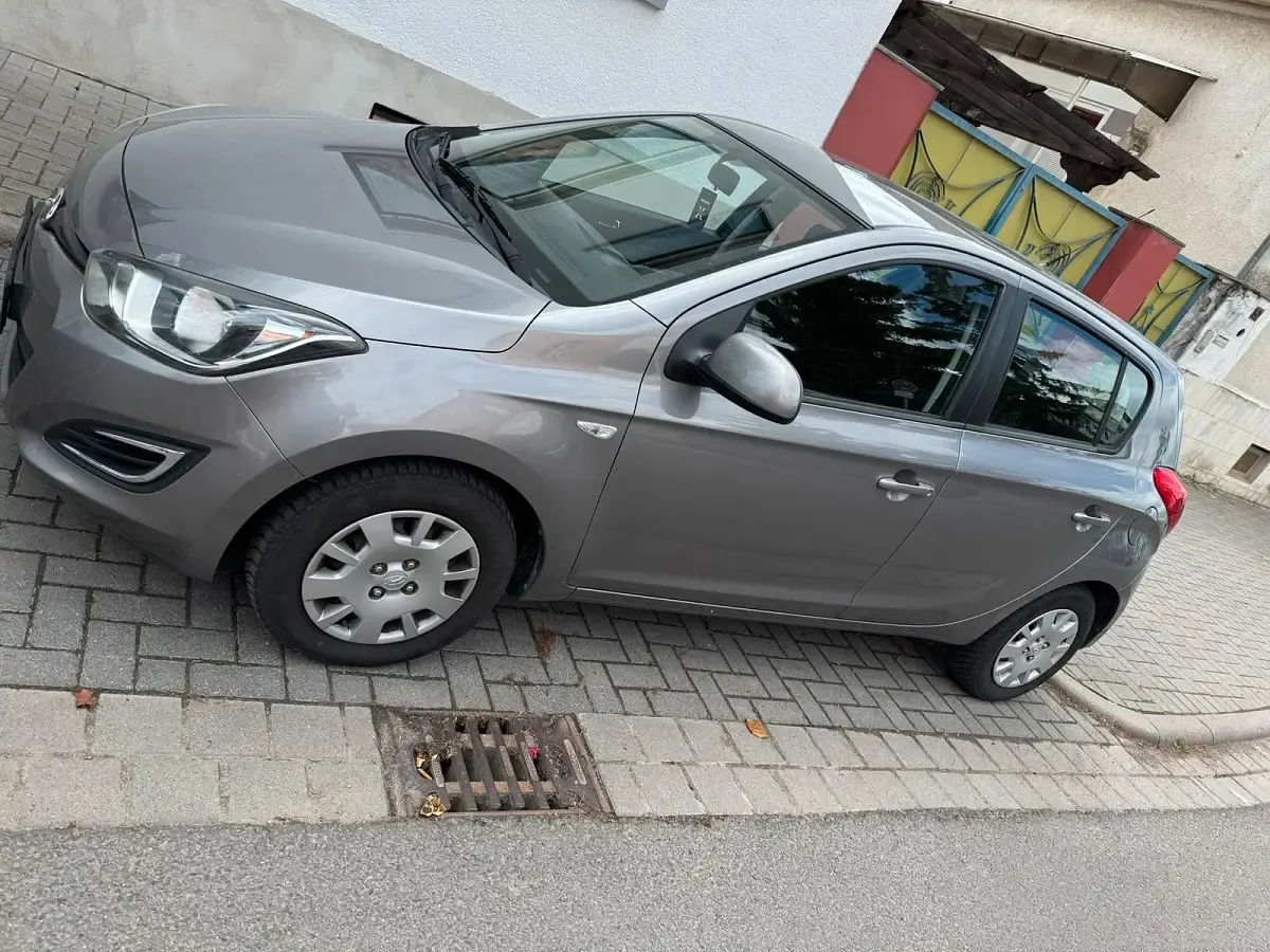 Gebraucht Hyundai i20 86 PS (63 kW) 2012 Braun Kleinwagen