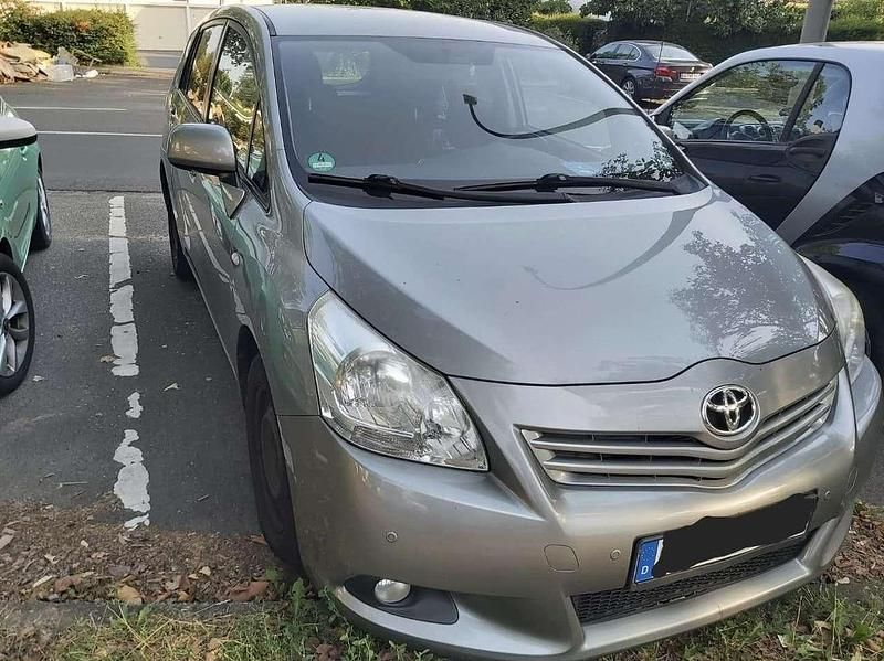 Gebraucht Toyota Verso 126 PS (92 kW) 2012 Grau Van / Kleinbus