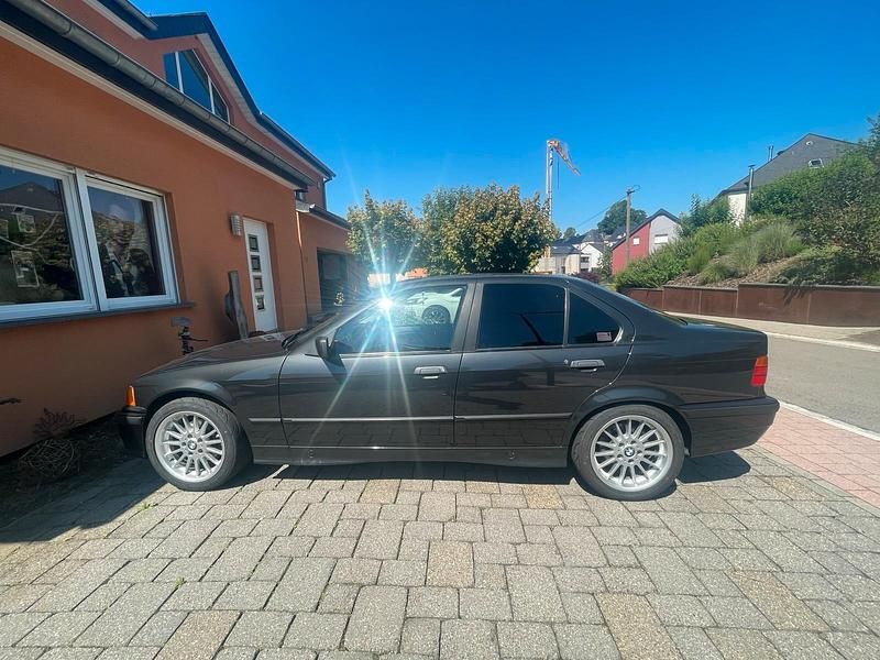Gebraucht BMW 320 150 PS (110 kW) 1991 Schwarz Limousine