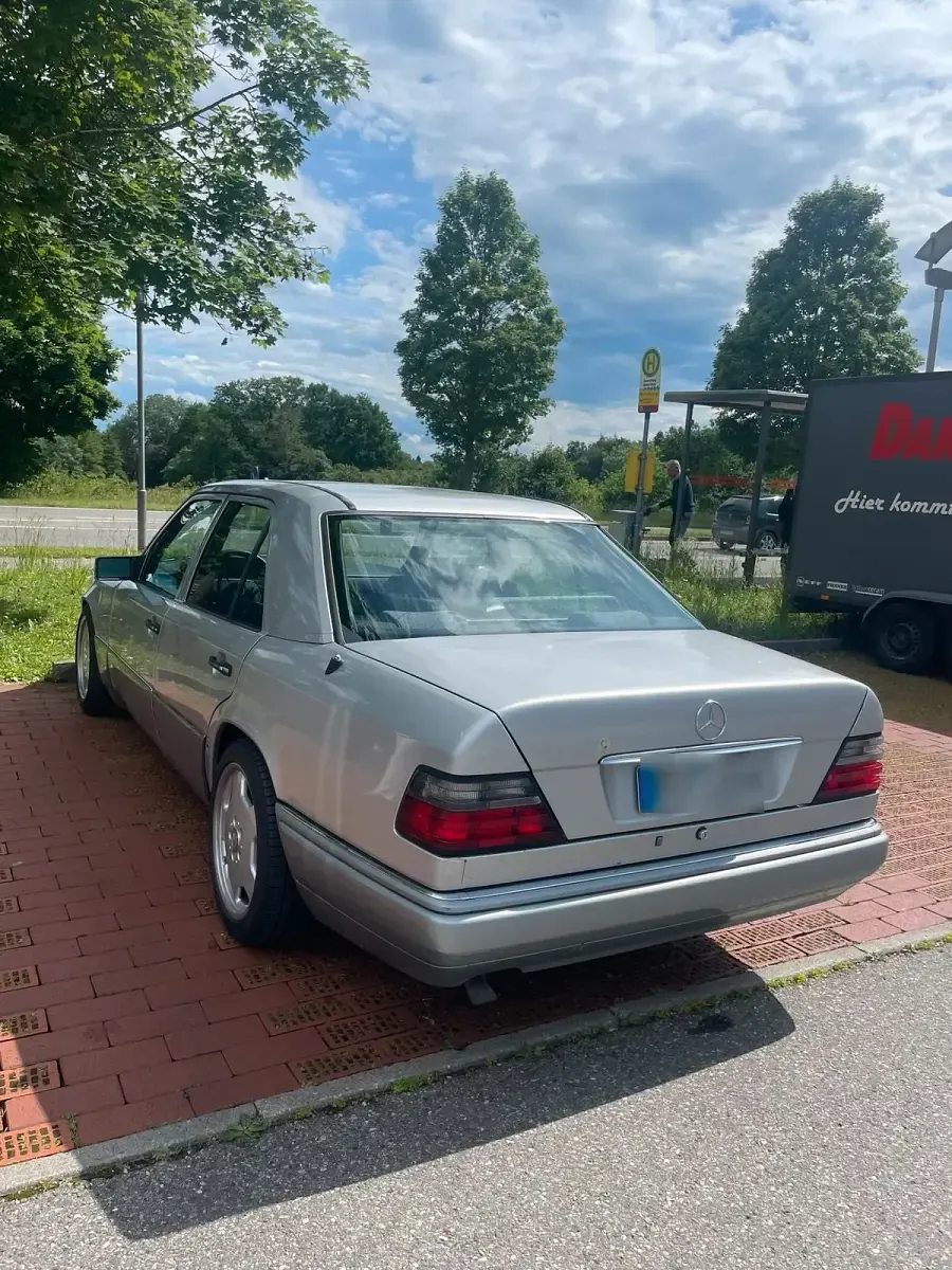 Brugt Mercedes E220 150 HK (110 kW) 1995 Sølv Sedan