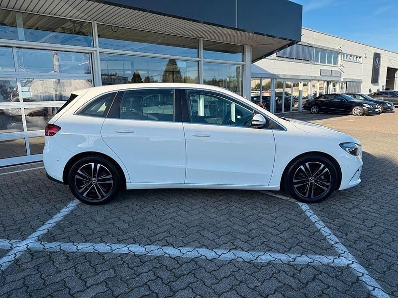 Gebraucht Mercedes B200 163 PS (119 kW) 2024 Weiß Van / Kleinbus