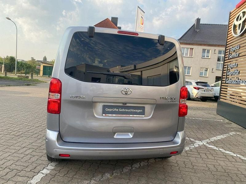 Gebraucht Toyota Proace Verso Plus 177 PS (130 kW) 2023 Bismutsilber metallic Kombi