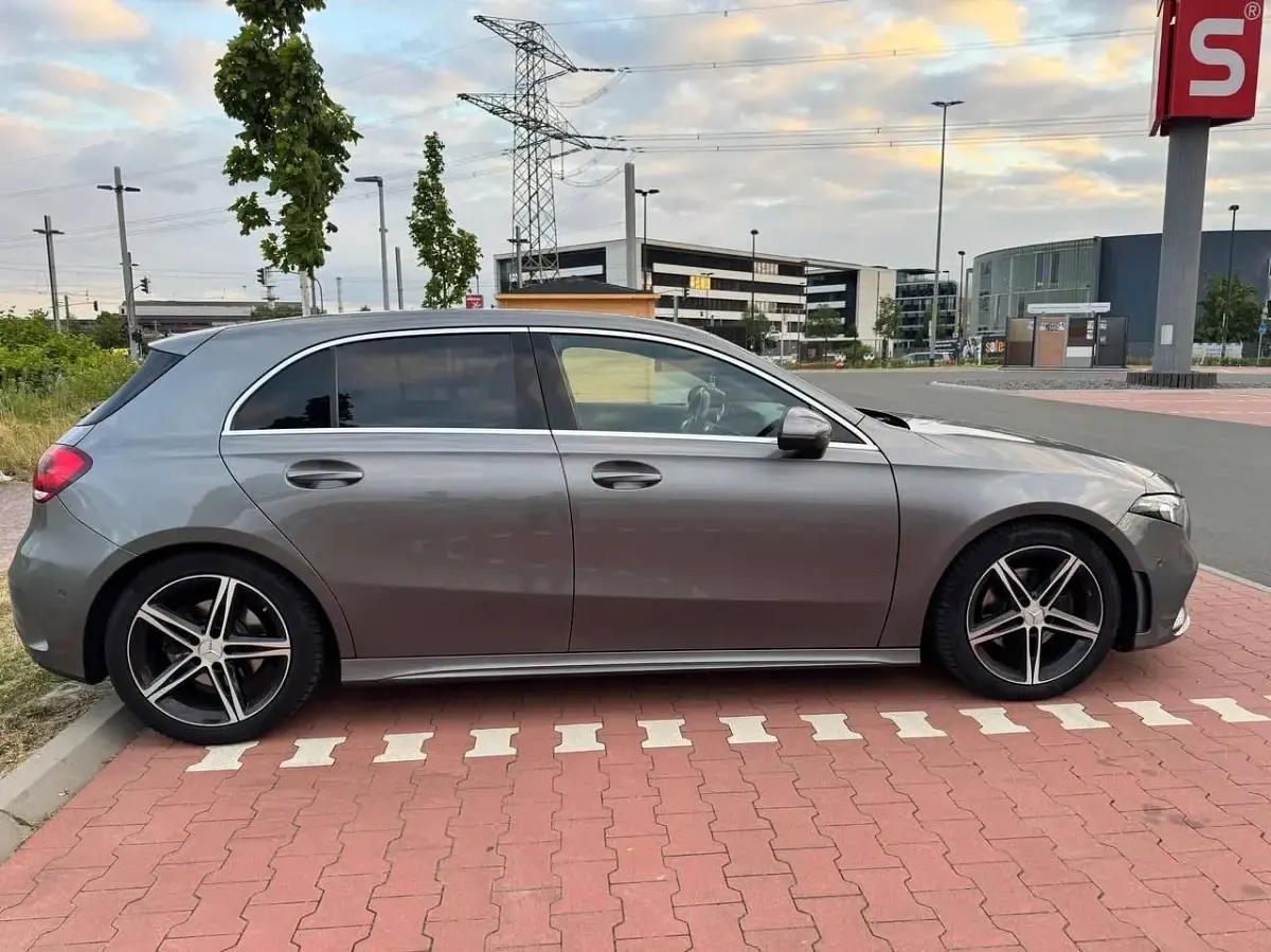 Gebraucht Mercedes A200 AMG line 163 PS (119 kW) 2018 Grau Limousine