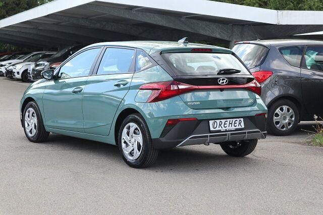 Neu Hyundai i20 Select 79 PS (58 kW) 2025 Mangroove green Kleinwagen