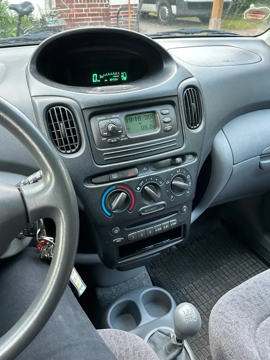 Gebraucht Toyota Yaris 84 PS (61 kW) 2002 Schwarz Kombi
