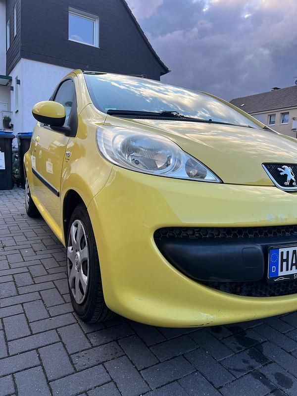 Gelb Gebraucht 2009 Peugeot 107 Kleinwagen | 1.450 € (Guter Preis) - Bild 1/4