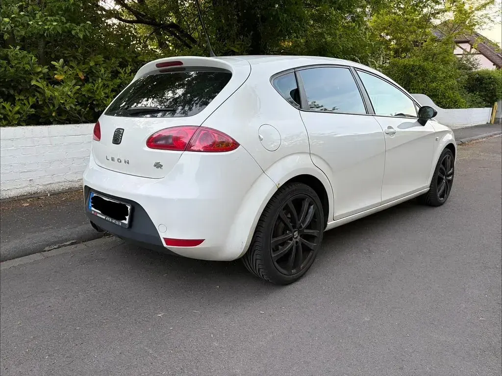 Używany Seat Leon FR 200 KM (147 kW) 2009 Biały Hatchback