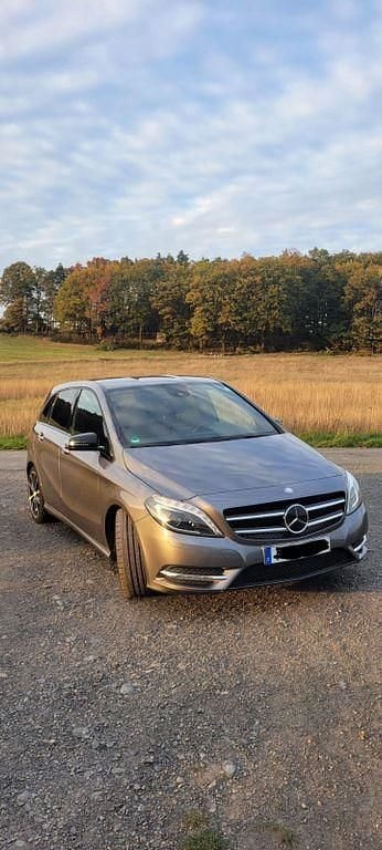 Gebraucht Mercedes B200 156 PS (114 kW) 2014 Grau Van / Kleinbus