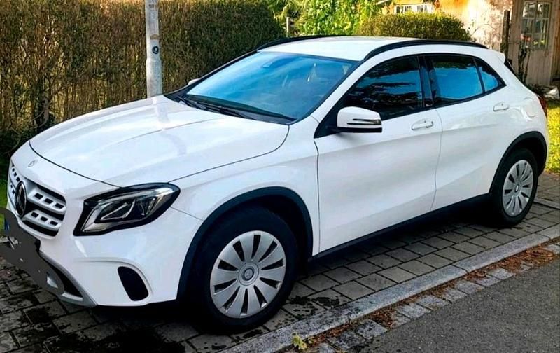 Weiß Gebraucht 2020 Mercedes 190 Limousine | 17.200 € - Bild 1/4