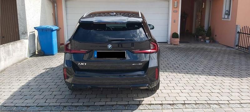 Schwarz Gebraucht 2023 BMW iX1 M Sport SUV | 43.900 € (Etwas zu teuer) - Bild 1/4