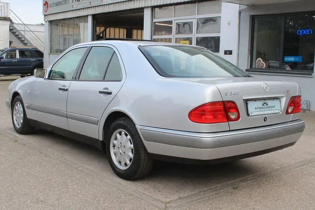 Gebraucht Mercedes E240 Elegance 170 PS (125 kW) 1999 Silber Limousine