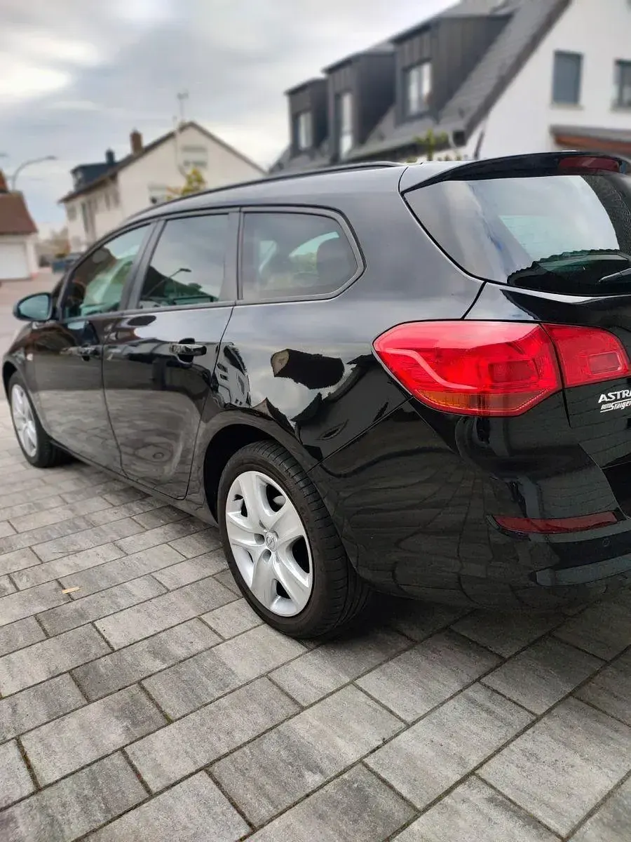 Używany Opel Astra Design Edition 116 KM (85 kW) 2011 Czarny Kombi