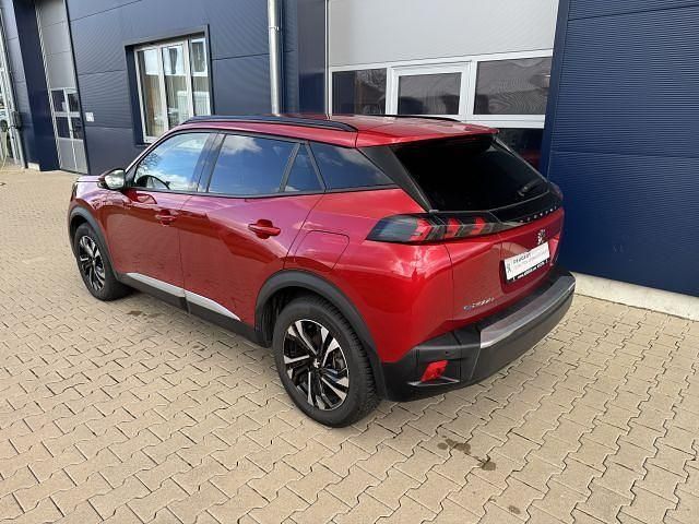 Gebraucht Peugeot e-2008 Allure 100 kW (136 PS) 2021 Elixir rot perlmutteffekt (metallic) SUV
