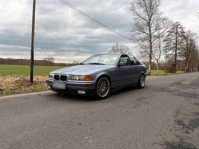 Gebraucht BMW 318 115 PS (84 kW) 1997 Blau Limousine