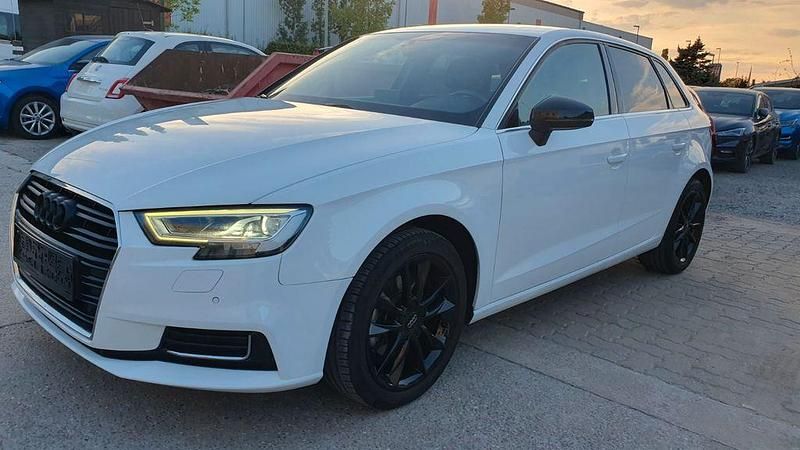 Weiß Gebraucht 2018 Audi A3 Sportback Design Limousine | 13.500 € (Fairer Preis) - Bild 1/4