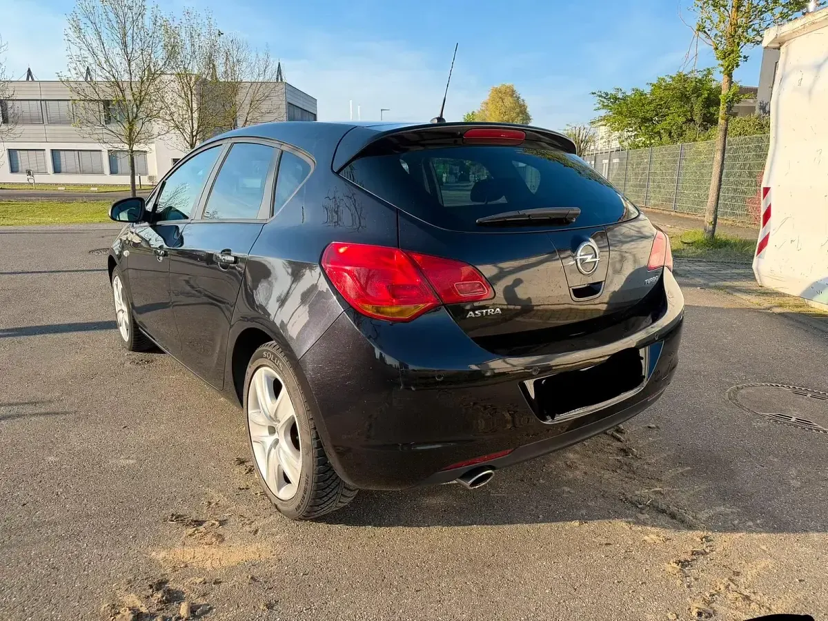 Gebraucht Opel Astra 140 PS (102 kW) 2011 Schwarz Kombi