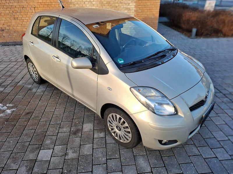 Gold Gebraucht 2010 Toyota Yaris Kleinwagen | 2.222 € (Superpreis) - Bild 1/4
