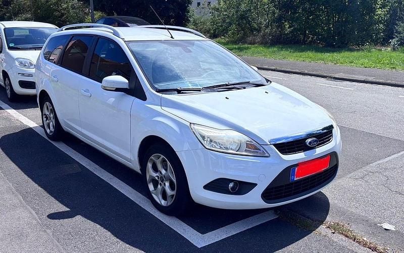 Weiß Gebraucht 2010 Ford Focus Sport Limousine | 2.200 € (Superpreis) - Bild 1/4