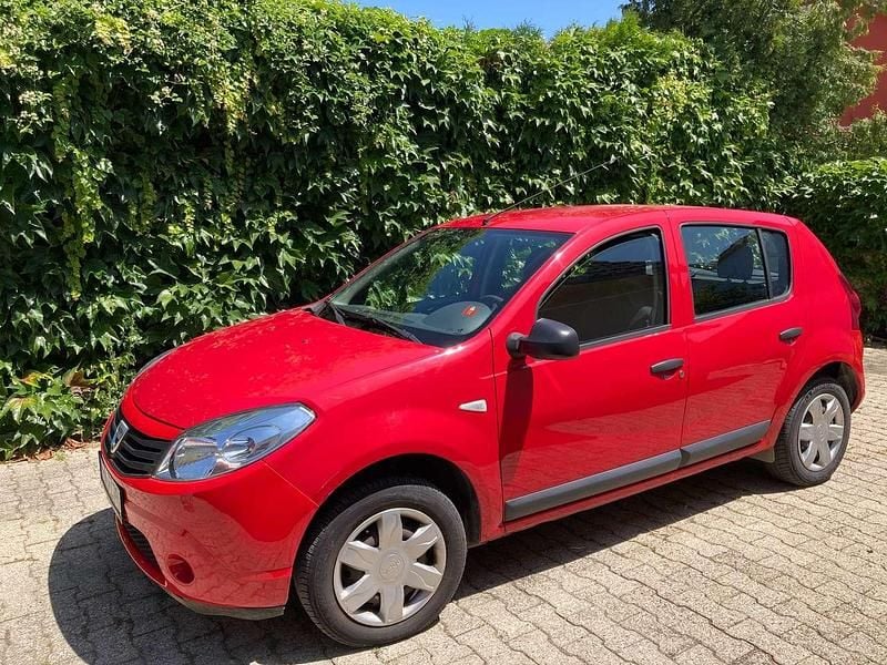 Rot Gebraucht 2009 Dacia Sandero Lauréate Limousine | 3.300 € (Fairer Preis) - Bild 1/4