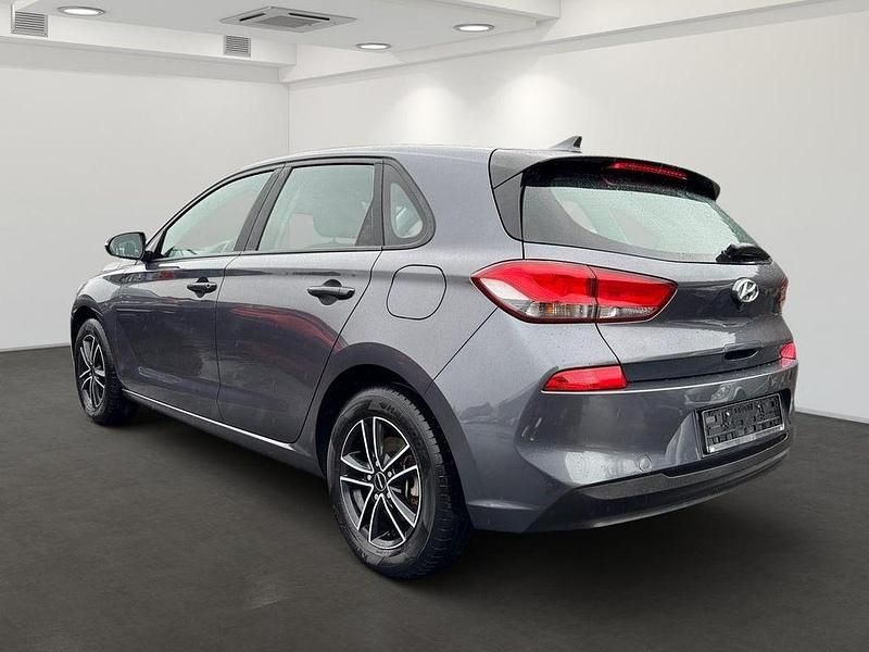 Gebraucht Hyundai i30 Select 99 PS (72 kW) 2018 Grau Limousine