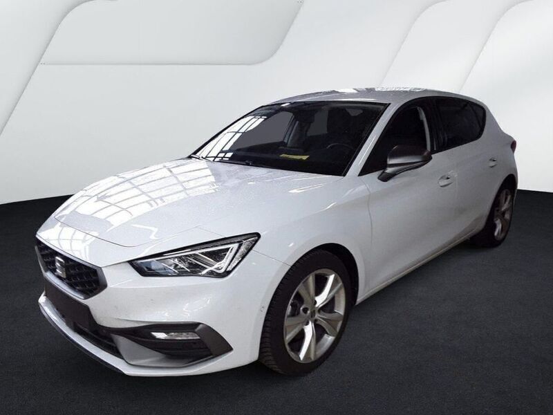 Nevada weiss metallic Gebraucht 2024 Seat Leon FR Limousine | 26.440 € (Guter Preis) - Bild 1/4