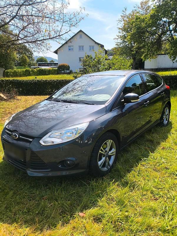 Grau Gebraucht 2013 Ford Focus Limousine | 4.000 € (Guter Preis) - Bild 1/4