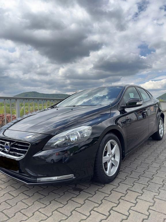 Schwarz Gebraucht 2014 Volvo V40 Kinetic Kombi | 7.700 € (Fairer Preis) - Bild 1/4