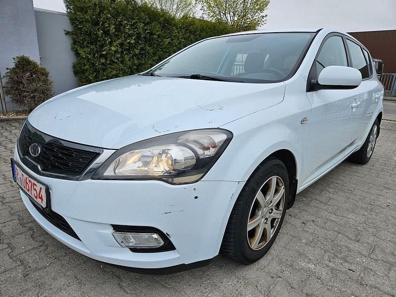 Second-hand Kia Ceed 105 CP (77 kW) 2012 Alb Hatchback