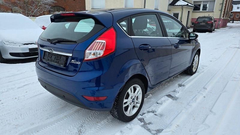 Gebraucht Ford Fiesta Titanium 80 PS (58 kW) 2016 Blau Kleinwagen