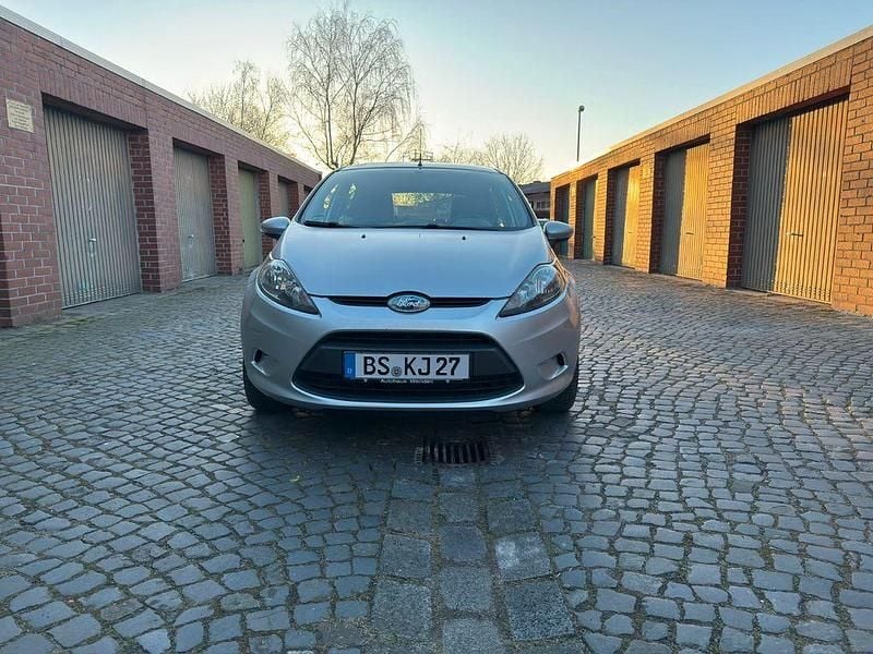 Gebraucht Ford Fiesta Trend 82 PS (60 kW) 2010 Silber Kleinwagen