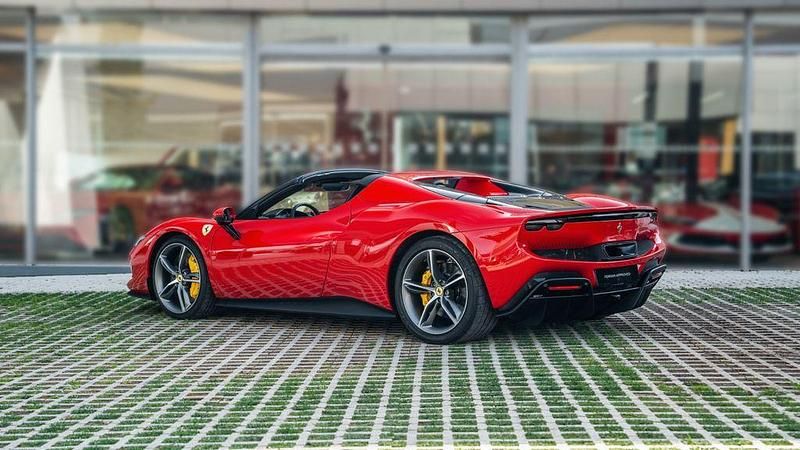 Nouă Ferrari 296 840 CP (617 kW) 2025 Roșu Cabrio