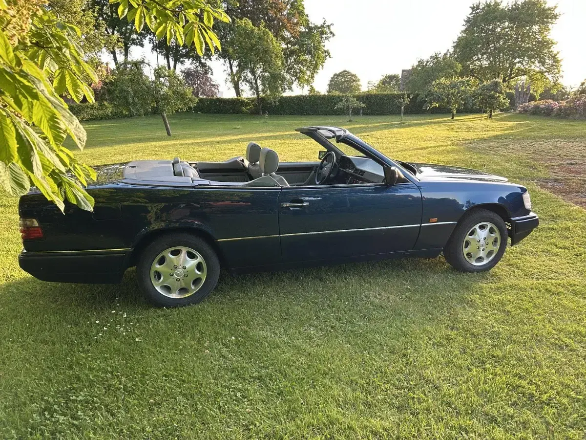 Gebraucht Mercedes E220 150 PS (110 kW) 1996 Blau Cabrio
