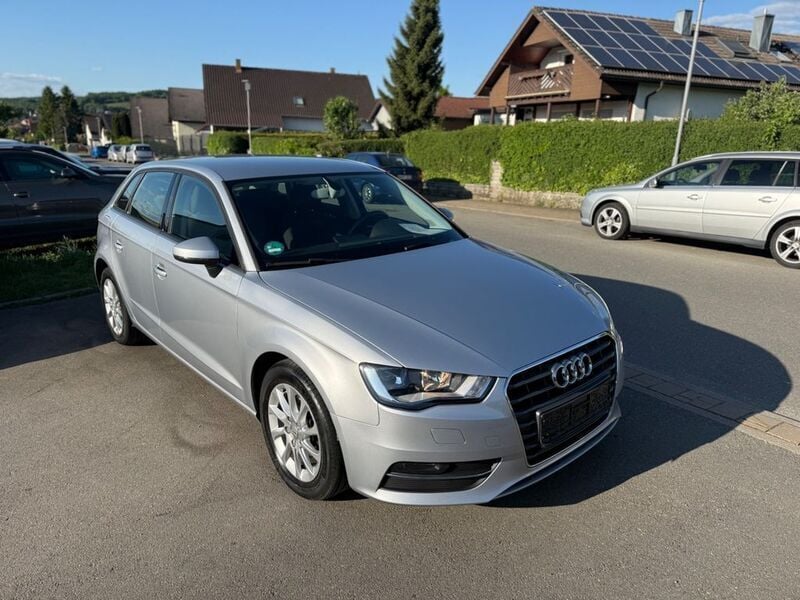 Silber Gebraucht 2014 Audi A3 Sportback Attraction Limousine | 7.899 € (Guter Preis) - Bild 1/4