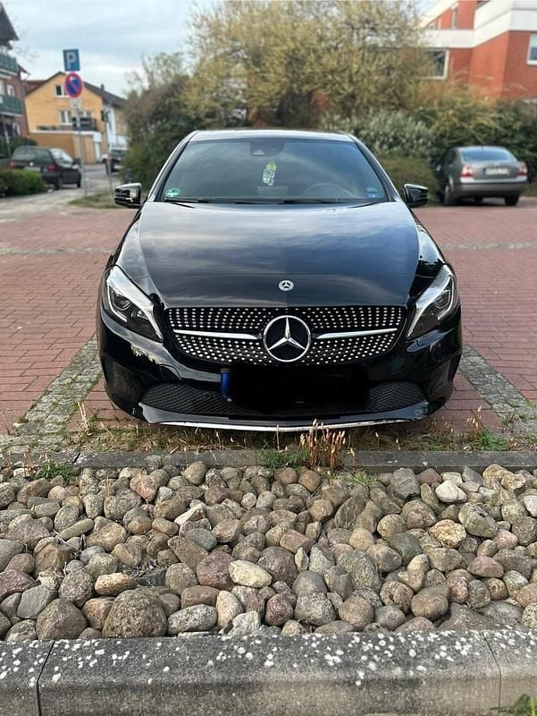 Schwarz Gebraucht 2018 Mercedes A180 Kleinwagen | 8.800 € (Superpreis) - Bild 1/4