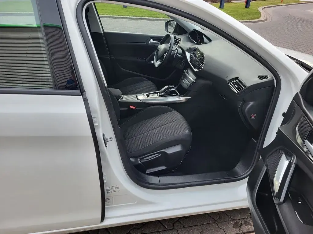 Gebraucht Peugeot 308 Active 131 PS (96 kW) 2021 Weiß Limousine