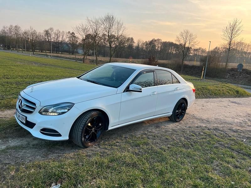 Weiß Gebraucht 2014 Mercedes E200 Limousine | 15.650 € (Etwas zu teuer) - Bild 1/4