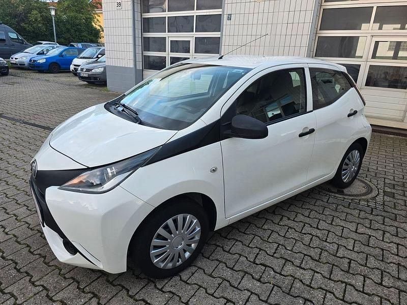 Weiß Gebraucht 2015 Toyota Aygo Kleinwagen | 5.950 € (Guter Preis) - Bild 1/4