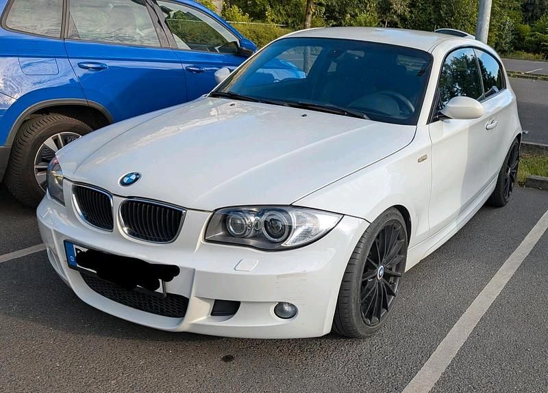 Weiß Gebraucht 2007 BMW 130 Kleinwagen | 7.400 € (Fairer Preis) - Bild 1/4